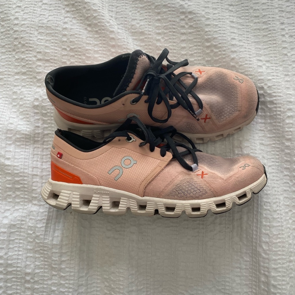 on cloud X 3 running shoes rose/sand